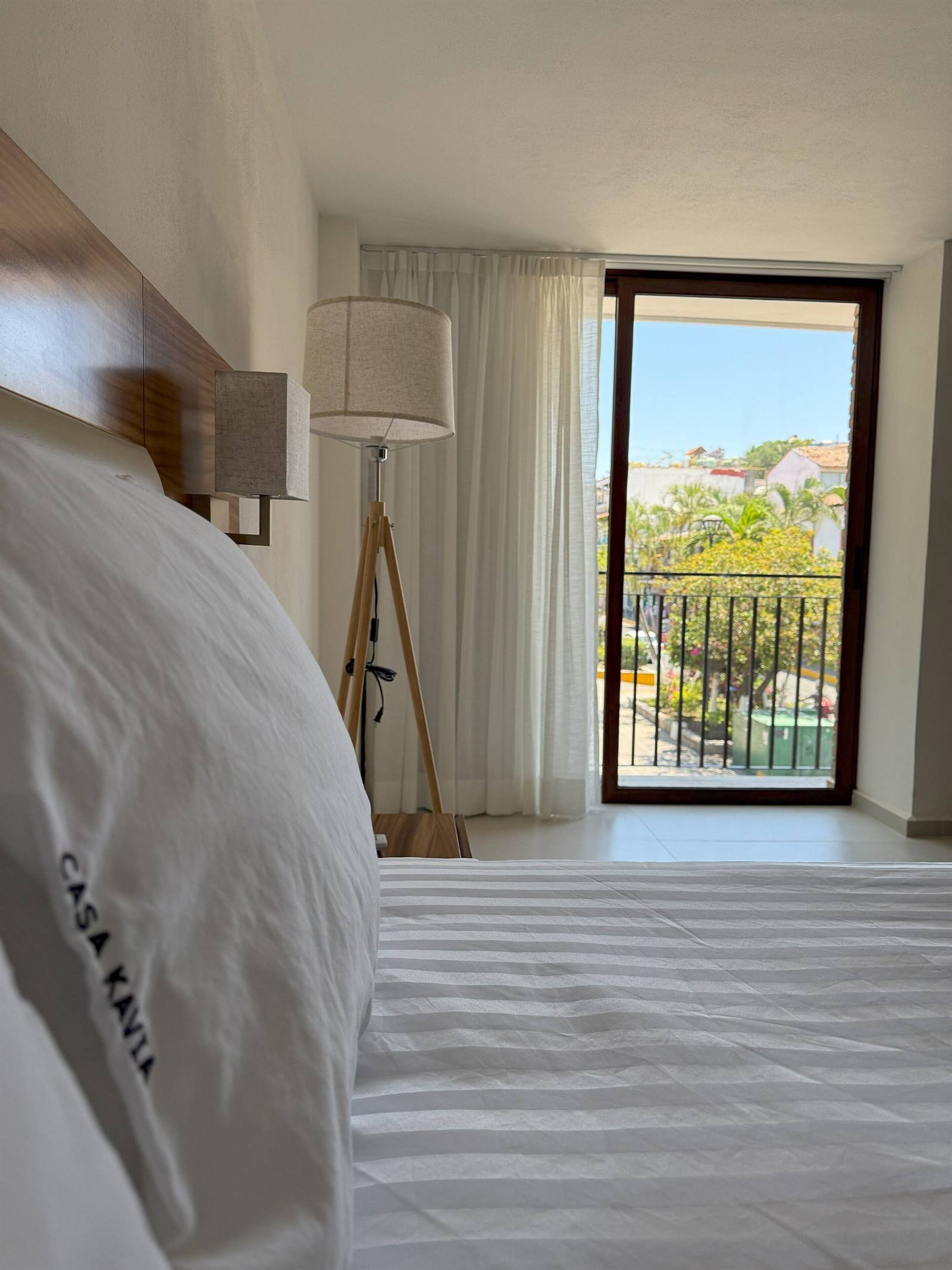 Hotel Casa Kavia: standard Queen room opening onto a balcony with a railing