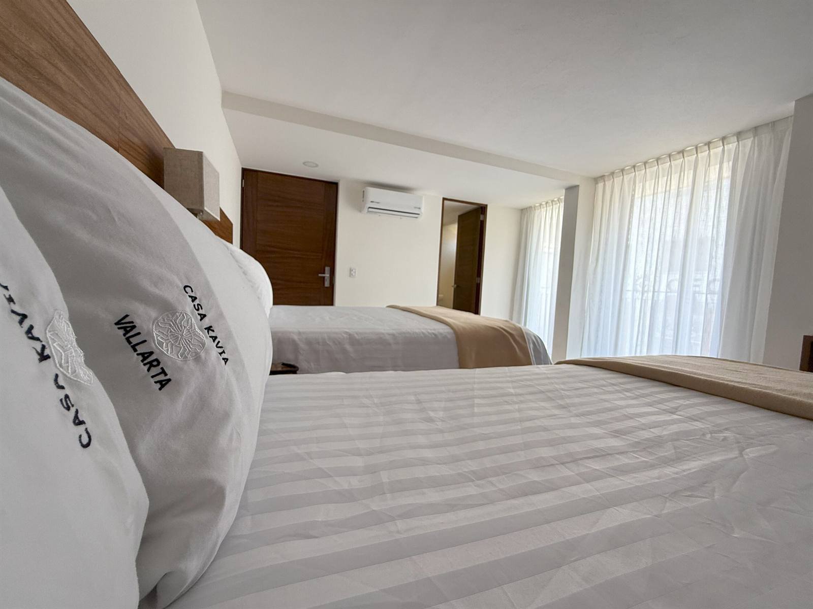 Hotel Casa Kavia: double room with two beds and wooden headboards
