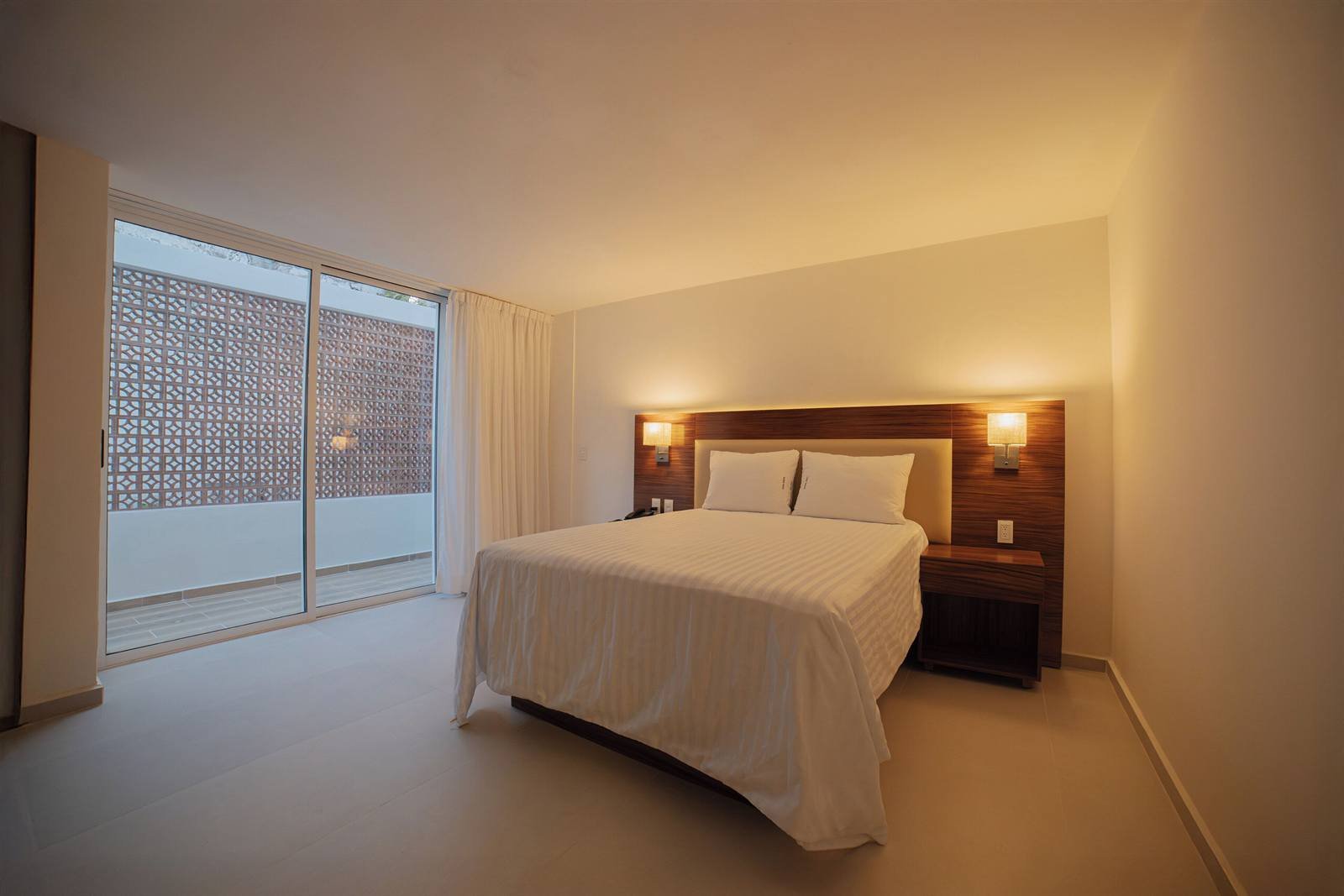 Hotel Casa Kavia: Queen room with a sliding glass door to its private terrace