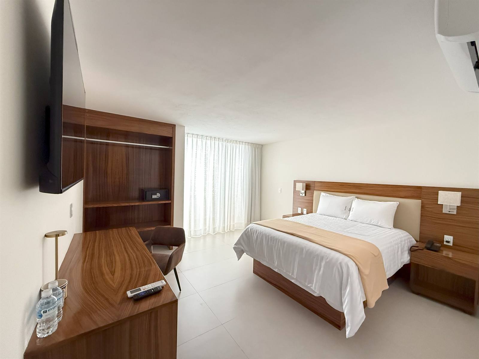 Hotel Casa Kavia: room with a desk, wall-mounted TV and wardrobe