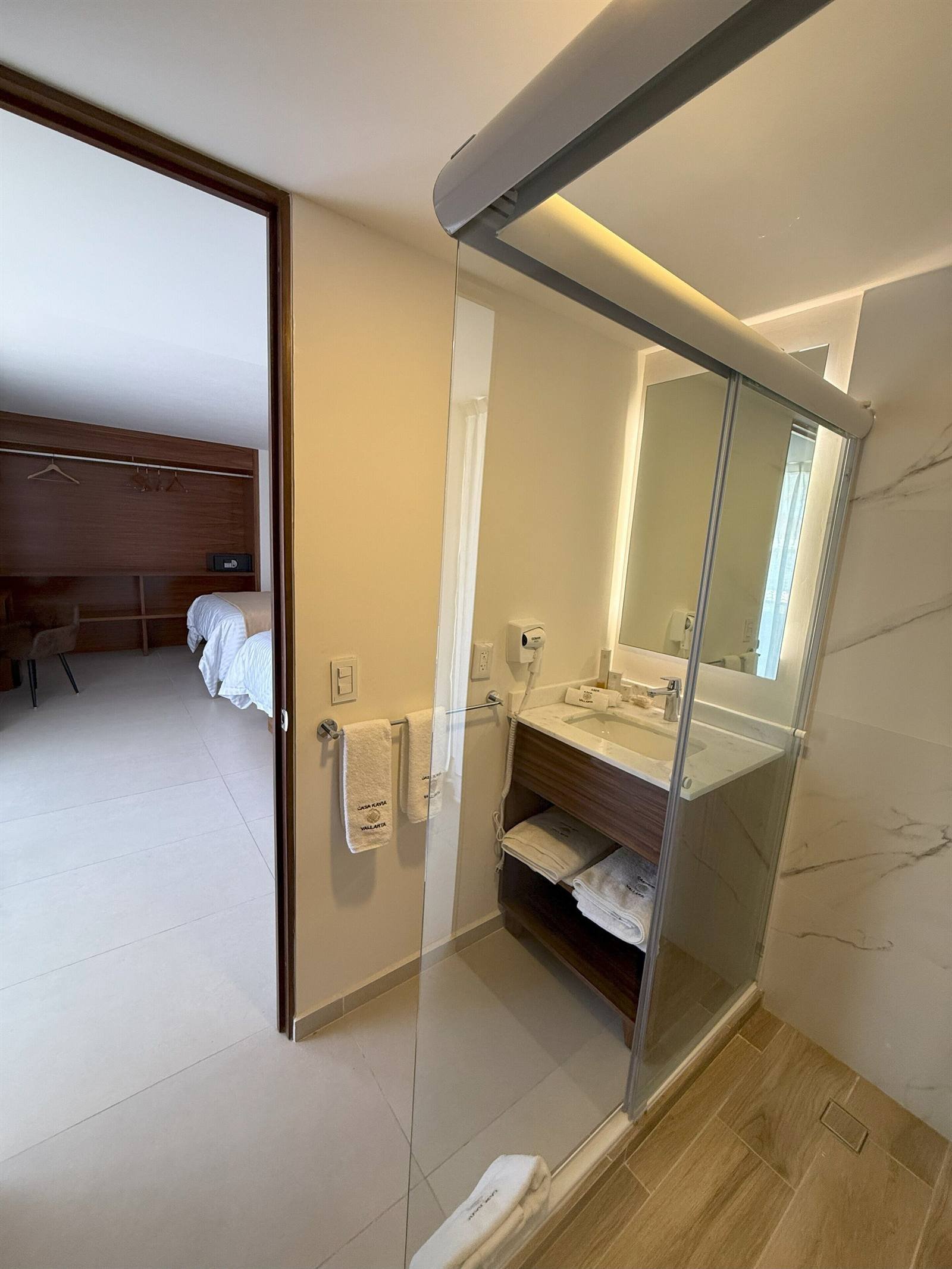 Hotel Casa Kavia: modern bathroom with a glass-enclosed rain shower
