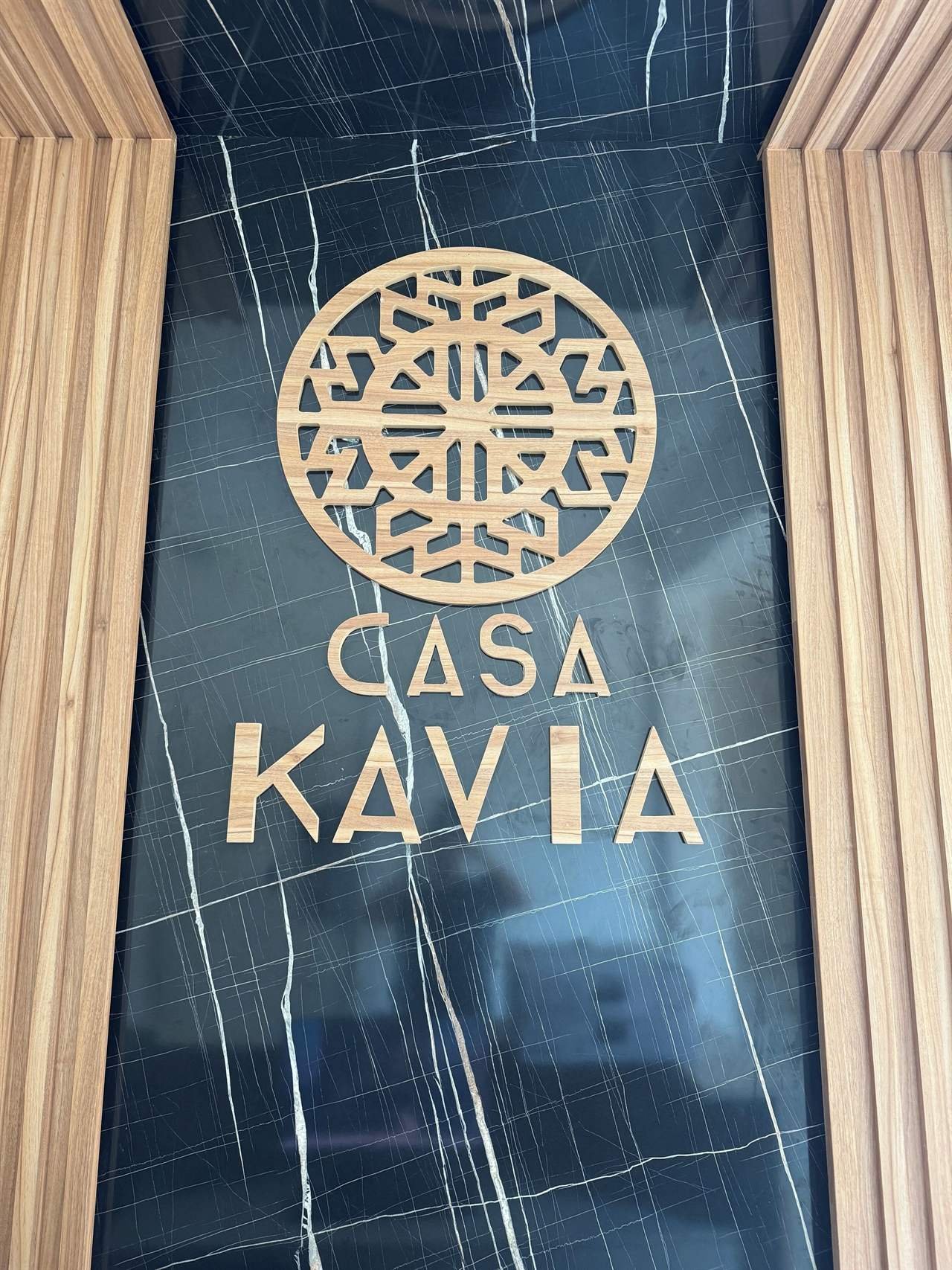 Hotel Casa Kavia: the reception wall in black marble and wood with the hotel's name