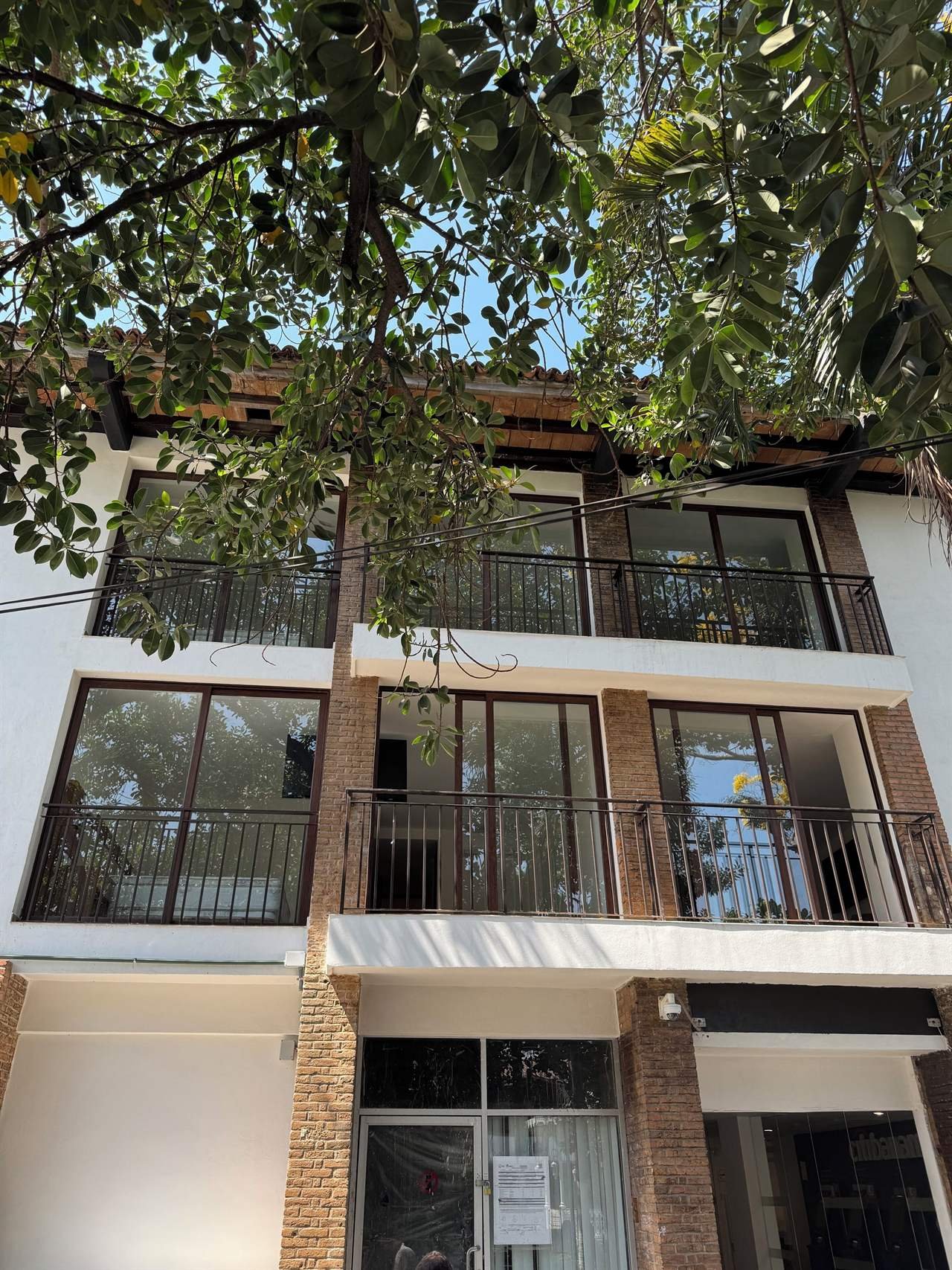 Hotel Casa Kavia: the building's facade with balconies and large windows